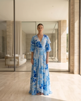Maxi robe en soie à motifs bleu blanc