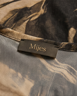 Top moulant à motifs marbrés noir et beige