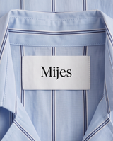 Blouse bleu ciel à rayures