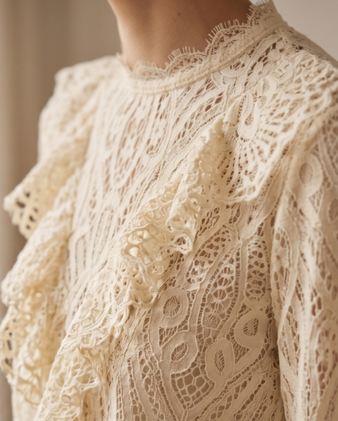 Top beige dentelle froufrou