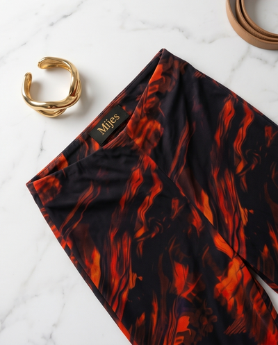 Pantalon flare à motifs marbrés orange et noir