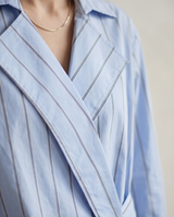 Blouse bleu ciel à rayures