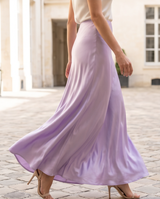 Longue jupe en soie couleur parme.
