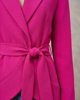 Veste rose avec ceinture